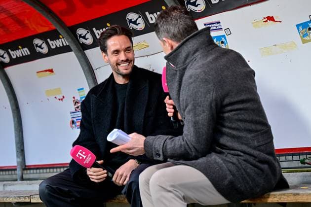 Josef Welzmüller (Welzmueller, Unterhaching, 5) beim Interview mit Magenta TV, Fernsehen, Mikrofon, 16.12.2023, Unterhaching (Deutschland), Fussball, 3. Liga, SpVgg Unterhaching - SC Preußen Münster, DFB DFL REGULATIONS PROHIBIT ANY USE OF PHOTOGRAPHS AS IMAGE SEQUENCES AND OR QUASI-VIDEO. *** Josef Welzmüller Welzmueller, Unterhaching, 5 at the interview with Magenta Sport, TV, television, microphone, 16 12 2023, Unterhaching Germany , Football, 3 Liga, SpVgg Unterhaching SC Preußen Münster, DFB DFL REGULATIONS PROHIBIT ANY USE OF PHOTOGRAPHS AS IMAGE SEQUENCES AND OR QUASI VIDEO xslx