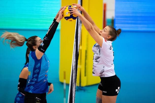 Bilder des Jahres 2023, Sport 12 Dezember Sport Themen der Woche KW50 Sport Bilder des Tages 2. Bundesliga Frauen Pro: Schwarz-Weiss Erfurt vs. SSC Freisen; Erfurt; 16.12.2023 Mira Bohlen ( 1; SSC Freisen) gegen Isabella Noble ( 5; Schwarz-Weiss Erfurt) 2. Bundesliga Frauen Pro: Schwarz-Weiss Erfurt vs. SSC Freisen; Riethsporthalle Erfurt; 16.12.2023 *** 2 Bundesliga Women Pro Schwarz Weiss Erfurt vs SSC Freisen Erfurt 16 12 2023 Mira Bohlen 1 SSC Freisen vs Isabella Noble 5 Schwarz Weiss Erfurt 2 Bundesliga Women Pro Schwarz Weiss Erfurt vs SSC Freisen Riethsporthalle Erfurt 16 12 2023 Copyright: xBEAUTIFULxSPORTS Duehringx