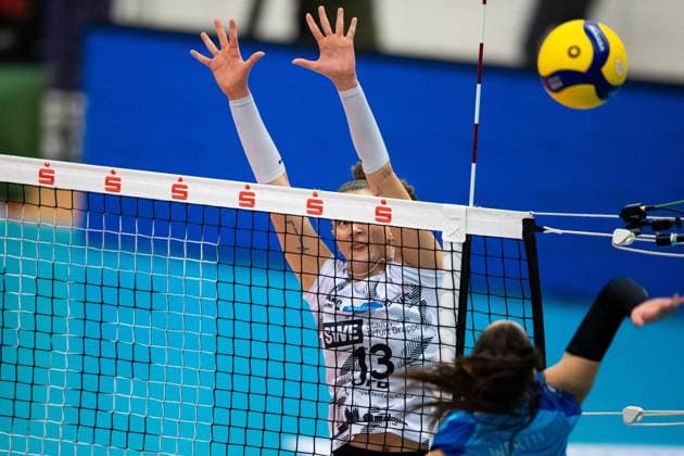 2 Bundesliga Women Pro Schwarz Weiss Erfurt vs SSC Freisen Erfurt 16 12 2023 Lara Alyssa Darowski 13 Schwarz Weiss Erfurt vs Doreen Werth 4 SSC Freisen 2 Bundesliga Women Pro Schwarz Weiss Erfurt vs SSC Freisen Riethsporthalle Erfurt 16 12 2023 Copyright: xBEAUTIFULxSPORTS Duehringx