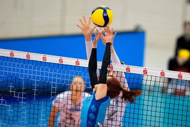 2 Bundesliga Women Pro Schwarz Weiss Erfurt vs SSC Freisen Erfurt 16 12 2023 Leonie Dewes 8 SSC Freisen vs Alina Zellin 1 Schwarz Weiss Erfurt 2 Bundesliga Women Pro Schwarz Weiss Erfurt vs SSC Freisen Riethsporthalle Erfurt 16 12 2023 Copyright: xBEAUTIFULxSPORTS Duehringx