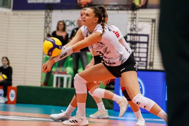 Lara Darowski Schwarz Weiss Erfurt, 13 receiving the ball, 16 12 2023, Erfurt Germany , Volleyball, 2 Bundesliga Women Pro, Schwarz Weiss Erfurt SSC Freisen xprx