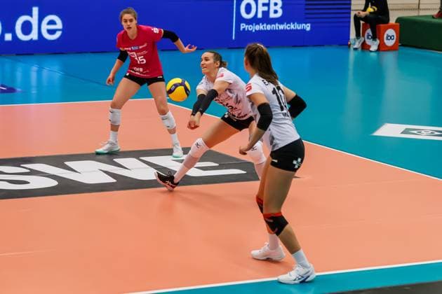 Sina Fuchs Schwarz Weiss Erfurt, 6 receiving the ball, 16 12 2023, Erfurt Germany , Volleyball, 2 Bundesliga Women Pro, Schwarz Weiss Erfurt SSC Freisen xprx