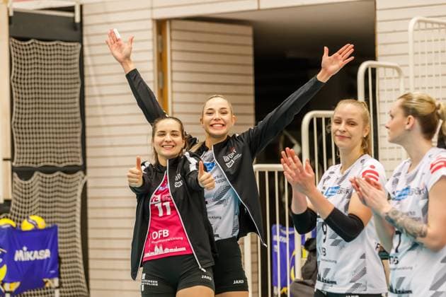from left Mia Stauß Schwarz Weiss Erfurt, 11, Libera , Silvie Pavlova Schwarz Weiss Erfurt, 4 , Antonia Greskamp Schwarz Weiss Erfurt, 9 , Ashlyn Blotzer Schwarz Weiss Erfurt, 7 Jubel, celebration, 16 12 2023, Erfurt Germany , Volleyball, 2 Bundesliga Women Pro, Schwarz Weiss Erfurt SSC Freisen xprx