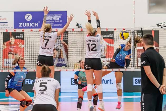 from left Ashlyn Blotzer Schwarz Weiss Erfurt, 7 , Tina De Groot Schwarz Weiss Erfurt, 12 , Kim Marie Hartmann Freisen, 3 action, action, 16 12 2023, Erfurt Germany , Volleyball, 2 Bundesliga Women Pro, Schwarz Weiss Erfurt SSC Freisen xprx