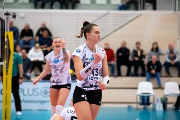 2 Bundesliga Women Pro Schwarz Weiss Erfurt vs SSC Freisen Erfurt 16 12 2023 Cheering, Lara Alyssa Darowski 13 Schwarz Weiss Erfurt and Ashlyn Maye Blotzer 7 Schwarz Weiss Erfurt behind 2 Bundesliga Women Pro Schwarz Weiss Erfurt vs SSC Freisen Riethsporthalle Erfurt 16 12 2023 Copyright: xBEAUTIFULxSPORTS Duehringx