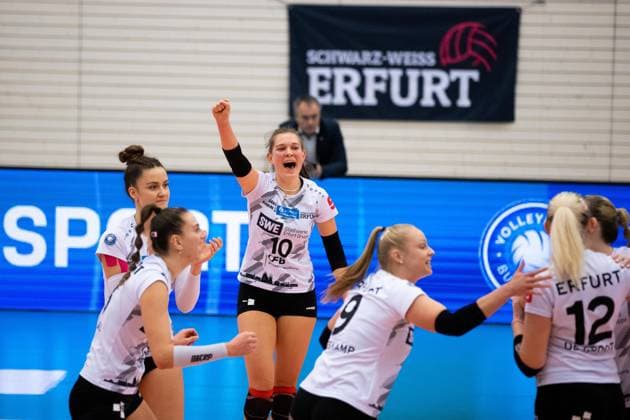 2 Bundesliga Women Pro Schwarz Weiss Erfurt vs SSC Freisen Erfurt 16 12 2023 Cheers, Pia Mohr 10 Schwarz Weiss Erfurt and team 2 Bundesliga Women Pro Schwarz Weiss Erfurt vs SSC Freisen Riethsporthalle Erfurt 16 12 2023 Copyright: xBEAUTIFULxSPORTS Duehringx