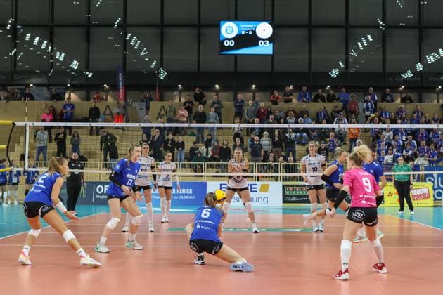 16 12 2023, xusrbx, Volleyball 1 Bundesliga Damen, VC Wiesbaden MTV Allianz Stuttgart, emspor, v l Rachel Anderson VC Wiesbaden, 17 , Melissa Langegger VC Wiesbaden, 6 , Monique Strubbe MTV Allianz Stuttgart, 8 , Rene Sain VC Wiesbaden, 9 , DFL DFB REGULATIONS PROHIBIT ANY USE OF PHOTOGRAPHS as IMAGE SEQUENCES and or QUASI VIDEO Wiesbaden