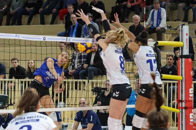 16 12 2023, xusrbx, Volleyball 1 Bundesliga Damen, VC Wiesbaden MTV Allianz Stuttgart, emspor, v l Melissa Langegger VC Wiesbaden, 6 , Monique Strubbe MTV Allianz Stuttgart, 8 , Alexis Hart MTV Allianz Stuttgart, 17 , DFL DFB REGULATIONS PROHIBIT ANY USE OF PHOTOGRAPHS as IMAGE SEQUENCES and or QUASI VIDEO Wiesbaden