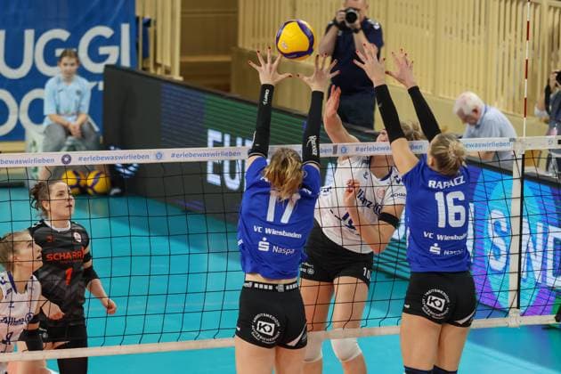16 12 2023, xusrbx, Volleyball 1 Bundesliga Damen, VC Wiesbaden MTV Allianz Stuttgart, emspor, v l ,Izabella Rapacz VC Wiesbaden, 16 Jolien Knollema MTV Allianz Stuttgart, 10 , Izabella Rapacz VC Wiesbaden, 16 , DFL DFB REGULATIONS PROHIBIT ANY USE OF PHOTOGRAPHS as IMAGE SEQUENCES and or QUASI VIDEO Wiesbaden