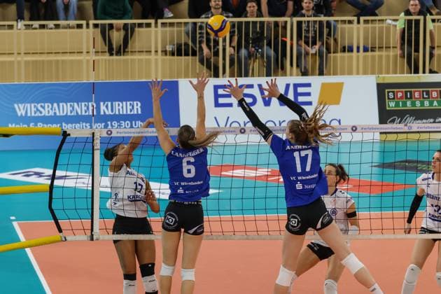 16 12 2023, xusrbx, Volleyball 1 Bundesliga Damen, VC Wiesbaden MTV Allianz Stuttgart, emspor, v l Alexis Hart MTV Allianz Stuttgart, 17 , Melissa Langegger VC Wiesbaden, 6 , Rachel Anderson VC Wiesbaden, 17 , DFL DFB REGULATIONS PROHIBIT ANY USE OF PHOTOGRAPHS as IMAGE SEQUENCES and or QUASI VIDEO Wiesbaden