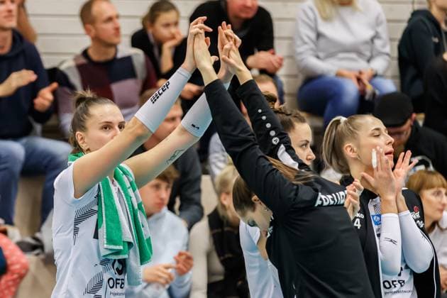 from left Lara Darowski Schwarz Weiss Erfurt, 13 , Mia Stauß Schwarz Weiss Erfurt, 11, Libera Jubel, celebration, 16 12 2023, Erfurt Germany , Volleyball, 2 Bundesliga Women Pro, Schwarz Weiss Erfurt SSC Freisen xprx