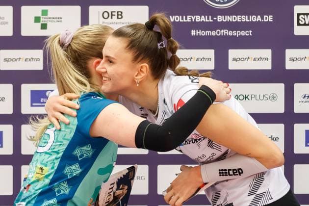 from left Lena Zewe Freisen, 13 , Lara Darowski Schwarz Weiss Erfurt, 13 Most Valuable Player, 16 12 2023, Erfurt Germany , Volleyball, 2 Bundesliga Women Pro, Schwarz Weiss Erfurt SSC Freisen xprx