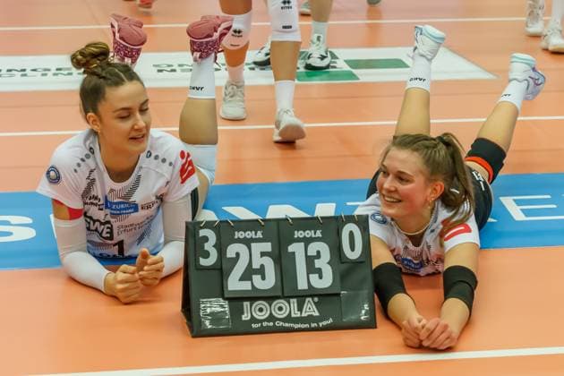 Cheers, celebration at Schwarz Weiss Erfurt on the victory from left Alina Zellin Schwarz Weiss Erfurt, 1 , Pia Mohr Schwarz Weiss Erfurt, 10 , 16 12 2023, Erfurt Germany , Volleyball, 2 Bundesliga Women Pro, Schwarz Weiss Erfurt SSC Freisen xprx