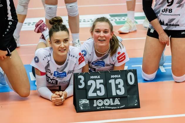 Cheers, celebration at Schwarz Weiss Erfurt on the victory from left Alina Zellin Schwarz Weiss Erfurt, 1 , Pia Mohr Schwarz Weiss Erfurt, 10 , 16 12 2023, Erfurt Germany , Volleyball, 2 Bundesliga Women Pro, Schwarz Weiss Erfurt SSC Freisen xprx