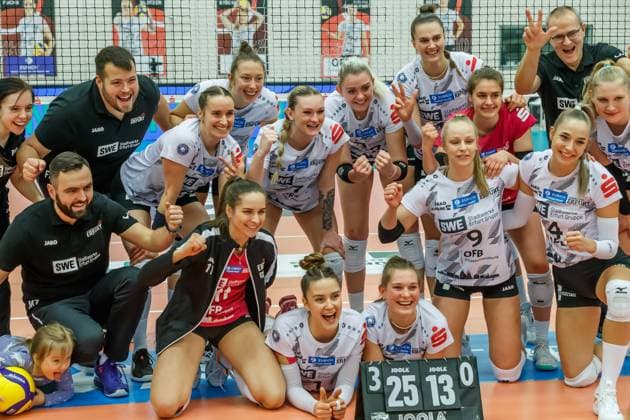 Cheering, celebration at Schwarz Weiss Erfurt about the victory, 16 12 2023, Erfurt Germany , Volleyball, 2 Bundesliga Women Pro, Schwarz Weiss Erfurt SSC Freisen xprx