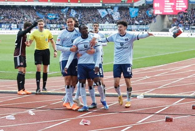 16 12 2023 Soccer season 2023 2024 2 Soccer Bundesliga 17 Matchday 1 FC Nürnberg FCN Club Hamburger SV HSV Sportfoto Zink DaMa xdaxmax DFL regulations prohibit any use of photographs as image sequences and or quasi video only for editorial use Jubel Freude Torjubel nach Tor zum 0 2 Jean Luc Dompe 27, Hamburger SV HSV und Mannschaft Team jubelt freut sich Torschütze Jean Luc Dompe 27, Hamburger SV HSV celebrates in front of Clubfan Clubfans FCN Fans Fans and is pelted with beer cups for it