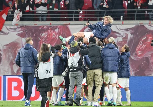 Bilder des Jahres 2023, Sport 12 Dezember Sport Themen der Woche KW50 Sport Bilder des Tages GER, 1.Bundesliga, RB Leipzig - TSG Hoffenheim 16.12.2023, Leipzig, Red Bull Arena, GER, Saison 2023 2024, 1.Bundesliga, 15.Spieltag, RasenBallsport Leipzig vs TSG Hoffenheim im Bild Emil Forsberg (Leipzig) verlaesst den Verein nach 9 Jahren und wird von der Mannschaft gefeiert DFL regulations prohibit any use of photographs as image sequences and or quasi-video *** GER, 1 Bundesliga, RB Leipzig TSG Hoffenheim 16 12 2023, Leipzig, Red Bull Arena, GER, Saison 2023 2024, 1 Bundesliga, 15 Spieltag, RasenBallsport Leipzig vs TSG Hoffenheim im Bild Emil Forsberg Leipzig leaves the club after 9 years and is celebrated by the team DFL regulations prohibit any use of photographs as image sequences and or quasi video