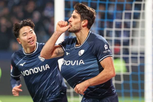 Bilder des Jahres 2023, Sport 12 Dezember Sport Themen der Woche KW50 Sport Bilder des Tages 1. Bundesliga - VfL Bochum - Union Berlin am 16.12.2023 im Vonovia Ruhrstadion in Bochum Jubel, Torjubel, Torschuetze, Torschütze Goncalo Paciencia (Bochum 9) jubelt nach seinem Tor zum 2 zu 0 mit Takuma Asano (Bochum 11) *** 1 Bundesliga VfL Bochum Union Berlin on 16 12 2023 at the Vonovia Ruhrstadion in Bochum Cheers, goal celebration, goal scorer, goal scorer Goncalo Paciencia Bochum 9 cheers after his goal for 2 to 0 with Takuma Asano Bochum 11 MH