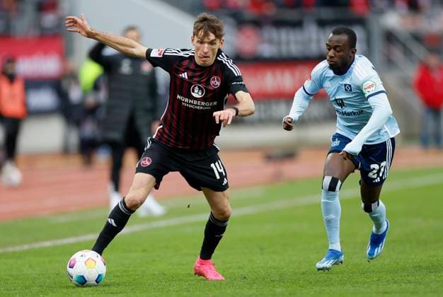 Picture Benjamin Goller 1 FC Nuernberg, 14 and Jean Luc Dompe Hamburger SV, 27 l r 16 12 2023, Football, 2 Bundesliga, 1 FC Nürnberg Hamburger SV, GER, Nuernberg, Max Morlock Stadion, DFL REGULATIONS PROHIBIT ANY USE OF PHOTOGRAPHS AS IMAGE SEQUENCES AND OR QUASI VIDEO Copyright: HMBxMedia xHeikoxBecker