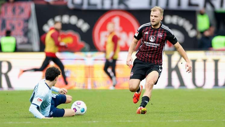 Picture Nicolas Oliveira Hamburger SV, 47 and Johannes Geis 1 FC Nuernberg, 5 l r 16 12 2023, Football, 2 Bundesliga, 1 FC Nürnberg Hamburger SV, GER, Nuernberg, Max Morlock Stadion, DFL REGULATIONS PROHIBIT ANY USE OF PHOTOGRAPHS AS IMAGE SEQUENCES AND OR QUASI VIDEO Copyright: HMBxMedia xHeikoxBecker