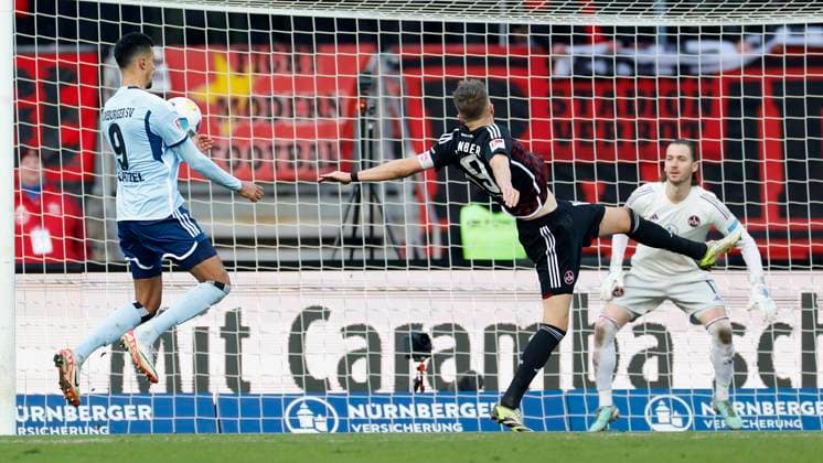 Picture Robert Glatzel Hamburger SV, 9 and Florian Huebner 1 FC Nuernberg, 19 l r 16 12 2023, Football, 2 Bundesliga, 1 FC Nürnberg Hamburger SV, GER, Nuernberg, Max Morlock Stadion, DFL REGULATIONS PROHIBIT ANY USE OF PHOTOGRAPHS AS IMAGE SEQUENCES AND OR QUASI VIDEO Copyright: HMBxMedia xHeikoxBecker