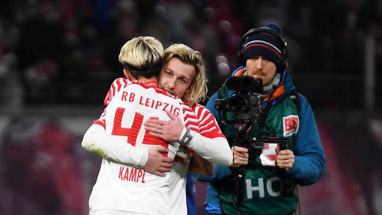 Soccer, 1 Bundesliga Season 2023 2024, 15 Matchday RB Leipzig vs TSG Hoffenheim 16 12 2023 3 1 1 1 Farewell to Emil Forsberg Left back RB Leipzig, back number 10, 10 Center Forsberg and Kevin Kampl Central midfield RB Leipzig, back number 44, 44 li hug each other after the match RB Leipzig vs Hoffenheim 16 12 2023 Forsberg will leave the club after nine years in the winter break for Red Bull New York Leipzig Saxony Germany Red Bull Arena