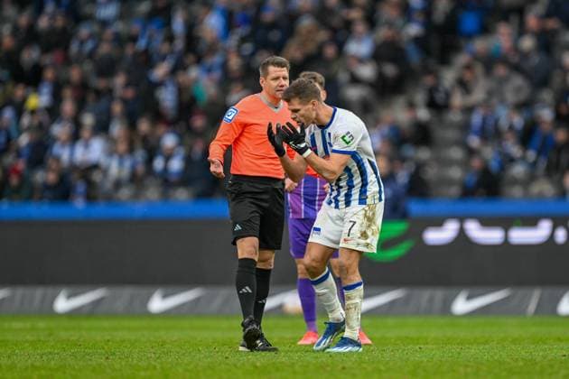 2 Bundesliga Hertha BSC Berlin VfL Osnabrück on 16 12 2023 at the Olympiastadion in Berlin Florian Niederlechner Hertha BSC Berlin dissatisfied, disappointed, disappointed, dejected after his red card MT