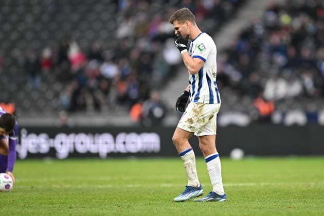 2 Bundesliga Hertha BSC Berlin VfL Osnabrück on 16 12 2023 at the Olympiastadion in Berlin Florian Niederlechner Hertha BSC Berlin dissatisfied, disappointed, disappointed, dejected after his red card MT