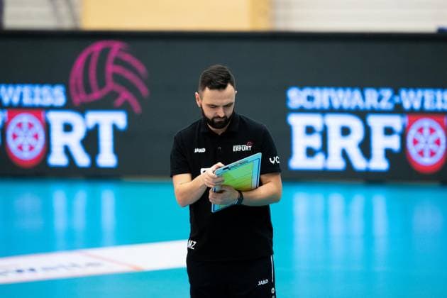 2 Bundesliga Women Pro Schwarz Weiss Erfurt vs SSC Freisen Erfurt 16 12 2023 Mateusz Zarczynski Coach Schwarz Weiss Erfurt 2 Bundesliga Women Pro Schwarz Weiss Erfurt vs SSC Freisen Riethsporthalle Erfurt 16 12 2023 Copyright: xBEAUTIFULxSPORTS Duehringx