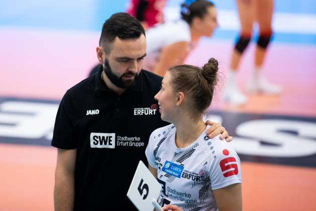 2 Bundesliga Women Pro Schwarz Weiss Erfurt vs SSC Freisen Erfurt 16 12 2023 Coach Mateusz Zarczynski Coach Schwarz Weiss Erfurt and Isabella Noble 5 Schwarz Weiss Erfurt 2 Bundesliga Women Pro Schwarz Weiss Erfurt vs SSC Freisen Riethsporthalle Erfurt 16 12 2023 Copyright: xBEAUTIFULxSPORTS Duehringx