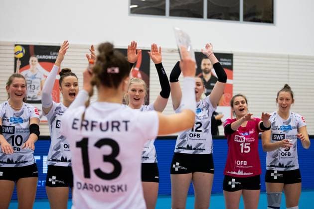 2 Bundesliga Women Pro Schwarz Weiss Erfurt vs SSC Freisen Erfurt 16 12 2023 Lara Alyssa Darowski 13 Schwarz Weiss Erfurt front and from left Pia Mohr 10 Schwarz Weiss Erfurt , Alina Zellin 1 Schwarz Weiss Erfurt , Sina Stöckmann 8 Schwarz Weiss Erfurt , Tina De Groot 12 Schwarz Weiss Erfurt , Mia Mercedes Kettner 15 Schwarz Weiss Erfurt and Isabella Noble 5 Schwarz Weiss Erfurt 2 Bundesliga Women Pro Schwarz Weiss Erfurt vs SSC Freisen Riethsporthalle Erfurt 16 12 2023 Copyright: xBEAUTIFULxSPORTS Duehringx