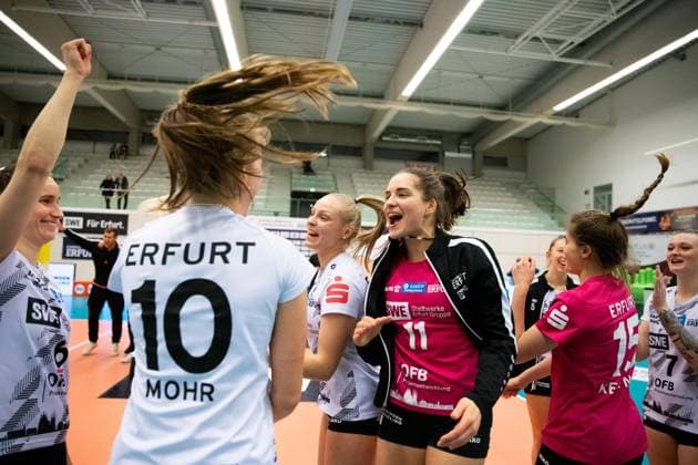2 Bundesliga Women Pro Schwarz Weiss Erfurt vs SSC Freisen Erfurt 16 12 2023 Cheering, from left Sina Fuchs 6 Schwarz Weiss Erfurt , Pia Mohr 10 Schwarz Weiss Erfurt , Antonia Greskamp 9 Schwarz Weiss Erfurt , Mia Anna Stauß 11 Schwarz Weiss Erfurt , Mia Mercedes Kettner 15 Schwarz Weiss Erfurt , Isabella Noble 5 Schwarz Weiss Erfurt behind her and Ashlyn Maye Blotzer 7 Schwarz Weiss Erfurt 2 Bundesliga Women Pro Schwarz Weiss Erfurt vs SSC Freisen Riethsporthalle Erfurt 16 12 2023 Copyright: xBEAUTIFULxSPORTS Duehringx