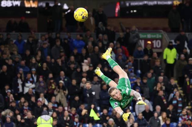 Bilder des Jahres 2023, Sport 12 Dezember Sport Themen der Woche KW50 Burnley FC v Everton FC - Premier League Jordan Pickford is making a save during the Premier League match between Burnley and Everton at Turf Moor in Burnley, England, on December 16, 2023. Burnley Lancashire United Kingdom  Copyright: xMIxNewsx originalFilename:fletcher-burnleyv231216_npJ5L.jpg