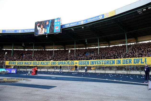 17 12 2023, xtgx, Soccer 2 Bundesliga, Eintracht Braunschweig 1 FC Kaiserslautern emspor, v l Fans Braunschweig, Mood, Scarves, Ultras, Spectators, Jerseys Protest Action Protest Action Boycott Mood Boycott Investors DFL Investor Deal Silence DFL DFB REGULATIONS PROHIBIT ANY USE OF PHOTOGRAPHS as IMAGE SEQUENCES and or QUASI VIDEO Braunschweig