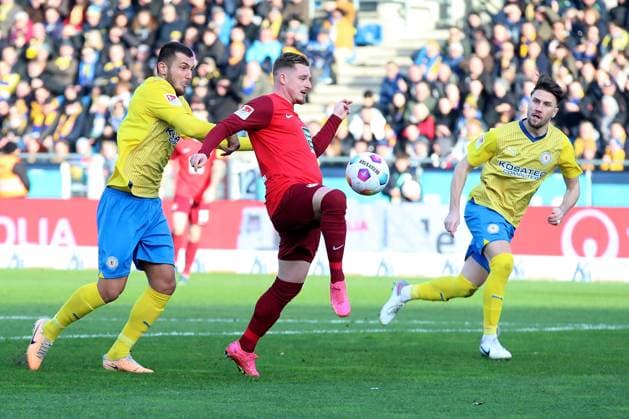 17 12 2023, xtgx, Fußball 2 Bundesliga, Eintracht Braunschweig 1 FC Kaiserslautern emspor, v l Marlon Ritter 1 FC Kaiserslautern Handspiel DFL DFB REGULATIONS PROHIBIT ANY USE OF PHOTOGRAPHS as IMAGE SEQUENCES and or QUASI VIDEO Braunschweig