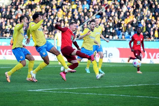 17 12 2023, xtgx, Fußball 2 Bundesliga, Eintracht Braunschweig 1 FC Kaiserslautern emspor, v l Marlon Ritter 1 FC Kaiserslautern Handspiel DFL DFB REGULATIONS PROHIBIT ANY USE OF PHOTOGRAPHS as IMAGE SEQUENCES and or QUASI VIDEO Braunschweig