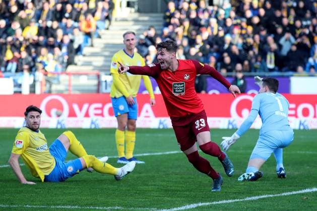 17 12 2023, xtgx, Fußball 2 Bundesliga, Eintracht Braunschweig 1 FC Kaiserslautern emspor, v l Torjubel nach dem Eigentor zum celebrating the goal celebrate durch Ermin Bicakic Eintracht Braunschweig Jan Elvedi 1 FC Kaiserslautern DFL DFB REGULATIONS PROHIBIT ANY USE OF PHOTOGRAPHS as IMAGE SEQUENCES and or QUASI VIDEO Braunschweig