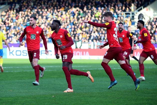 17 12 2023, xtgx, Fußball 2 Bundesliga, Eintracht Braunschweig 1 FC Kaiserslautern emspor, v l Torjubel nach dem Eigentor zum celebrating the goal celebrate durch Ermin Bicakic Eintracht Braunschweig Richmond Tachie 1 FC Kaiserslautern Jan Elvedi 1 FC Kaiserslautern DFL DFB REGULATIONS PROHIBIT ANY USE OF PHOTOGRAPHS as IMAGE SEQUENCES and or QUASI VIDEO Braunschweig