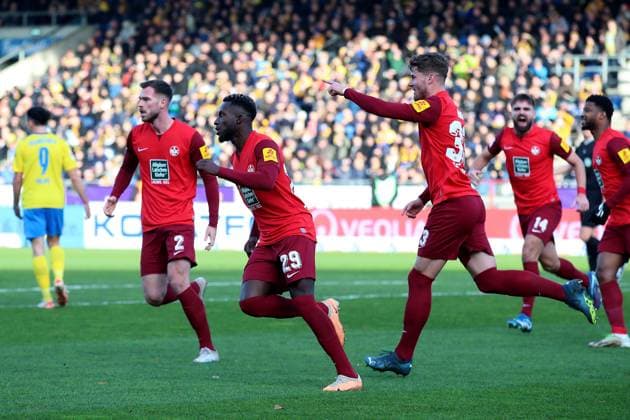 17 12 2023, xtgx, Fußball 2 Bundesliga, Eintracht Braunschweig 1 FC Kaiserslautern emspor, v l Torjubel nach dem Eigentor zum celebrating the goal celebrate durch Ermin Bicakic Eintracht Braunschweig Jan Elvedi 1 FC Kaiserslautern DFL DFB REGULATIONS PROHIBIT ANY USE OF PHOTOGRAPHS as IMAGE SEQUENCES and or QUASI VIDEO Braunschweig