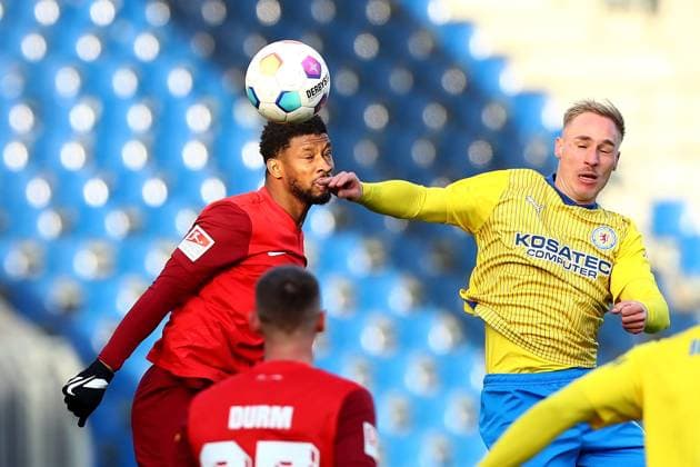 17 12 2023, xtgx, Fußball 2 Bundesliga, Eintracht Braunschweig 1 FC Kaiserslautern emspor, v l Terrence Boyd 1 FC Kaiserslautern Florian Krueger Krüger Eintracht Braunschweig Zweikampf, Aktion, action, battle for the ball DFL DFB REGULATIONS PROHIBIT ANY USE OF PHOTOGRAPHS as IMAGE SEQUENCES and or QUASI VIDEO Braunschweig