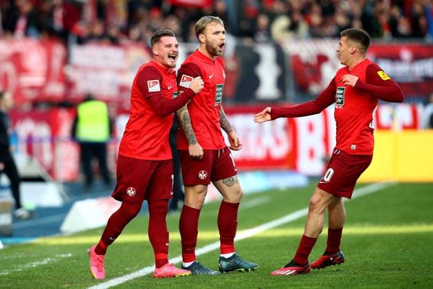 17 12 2023, xtgx, Fußball 2 Bundesliga, Eintracht Braunschweig 1 FC Kaiserslautern emspor, v l Torjubel nach dem Eigentor zum celebrating the goal celebrate durch Robin Krauße Krausse Eintracht Braunschweig DFL DFB REGULATIONS PROHIBIT ANY USE OF PHOTOGRAPHS as IMAGE SEQUENCES and or QUASI VIDEO Braunschweig