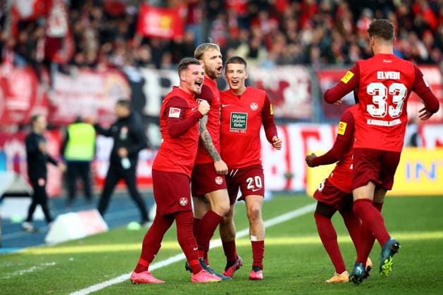 17 12 2023, xtgx, Fußball 2 Bundesliga, Eintracht Braunschweig 1 FC Kaiserslautern emspor, v l Torjubel nach dem Eigentor zum celebrating the goal celebrate durch Robin Krauße Krausse Eintracht Braunschweig DFL DFB REGULATIONS PROHIBIT ANY USE OF PHOTOGRAPHS as IMAGE SEQUENCES and or QUASI VIDEO Braunschweig