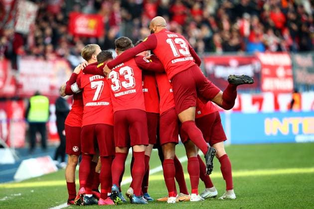 17 12 2023, xtgx, Fußball 2 Bundesliga, Eintracht Braunschweig 1 FC Kaiserslautern emspor, v l Torjubel nach dem Eigentor zum celebrating the goal celebrate durch Robin Krauße Krausse Eintracht Braunschweig DFL DFB REGULATIONS PROHIBIT ANY USE OF PHOTOGRAPHS as IMAGE SEQUENCES and or QUASI VIDEO Braunschweig