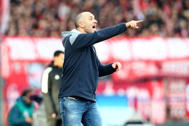 17 12 2023, xtgx, Fussball 2 Bundesliga, Eintracht Braunschweig 1 FC Kaiserslautern emspor, v l coach coach Daniel Scherning Eintracht Braunschweig gesticulates gives instructions with arms gesticulate gives instructions, gesticulate DFL DFB REGULATIONS PROHIBIT ANY USE OF PHOTOGRAPHS as IMAGE SEQUENCES and or QUASI VIDEO Braunschweig