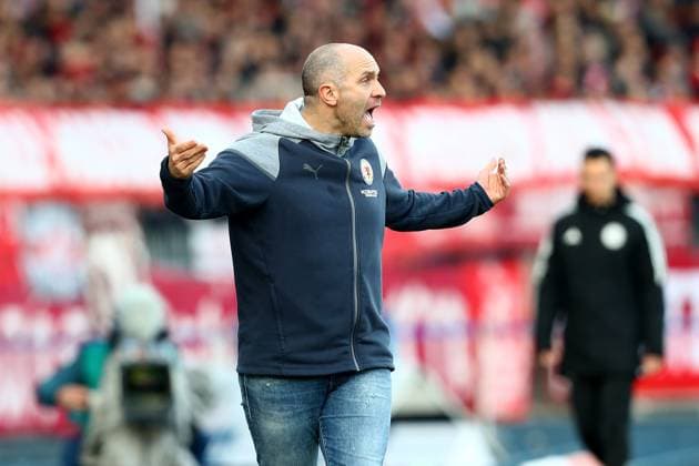 17 12 2023, xtgx, Fussball 2 Bundesliga, Eintracht Braunschweig 1 FC Kaiserslautern emspor, v l coach coach Daniel Scherning Eintracht Braunschweig gesticulates gives instructions with arms gesticulate gives instructions, gesticulate DFL DFB REGULATIONS PROHIBIT ANY USE OF PHOTOGRAPHS as IMAGE SEQUENCES and or QUASI VIDEO Braunschweig