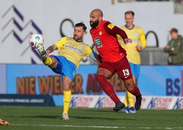 Braunschweig vs Kaiserslautern, 2 BL Braunschweig, 17 12 2023, FOOTBALL Eintracht Braunschweig vs 1 FC Kaiserslautern, 2 BL, Season 2023 24 Robin Krauße Eintracht Braunschweig , Terrence Boyd 1 FC Kaiserslautern Braunschweig