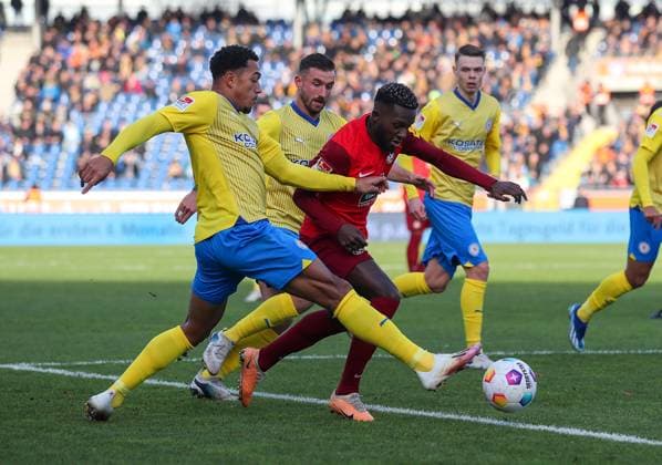 Braunschweig vs Kaiserslautern, 2 BL Braunschweig, 17 12 2023, FOOTBALL Eintracht Braunschweig vs 1 FC Kaiserslautern, 2 BL, Season 2023 24 Anton Donkor Eintracht Braunschweig , Richmond Tachie 1 FC Kaiserslautern Braunschweig