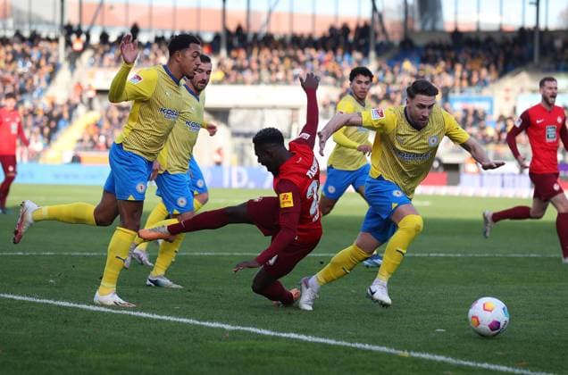 Braunschweig vs Kaiserslautern, 2 BL Braunschweig, 17 12 2023, FOOTBALL Eintracht Braunschweig vs 1 FC Kaiserslautern, 2 BL, Season 2023 24 Ermin Bicakcic Eintracht Braunschweig , Richmond Tachie 1 FC Kaiserslautern Braunschweig
