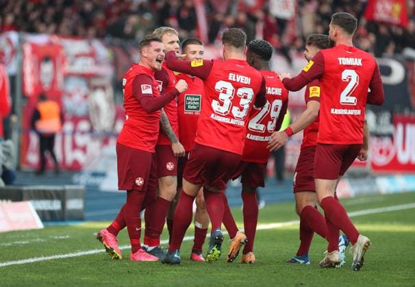 Braunschweig vs Kaiserslautern, 2 BL Braunschweig, 17 12 2023, FOOTBALL Eintracht Braunschweig vs 1 FC Kaiserslautern, 2 BL, Season 2023 24 Jan Elvedi 1 FC Kaiserslautern cheers with teammates after his goal to 0 1 Braunschweig
