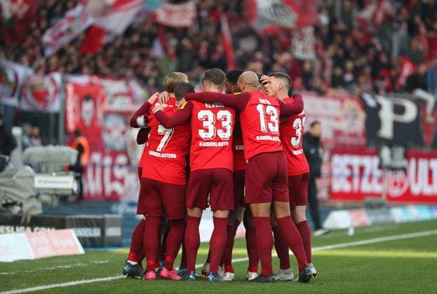 Braunschweig vs Kaiserslautern, 2 BL Braunschweig, 17 12 2023, FOOTBALL Eintracht Braunschweig vs 1 FC Kaiserslautern, 2 BL, Season 2023 24 Jan Elvedi 1 FC Kaiserslautern cheers with teammates after his goal to 0 1 Braunschweig